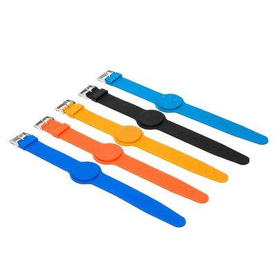 OEM Smart Silicone NFC RFID Controllo di accesso braccialetti 13.56MHZ Per eventi di festival