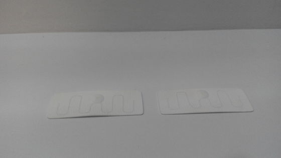 Materiale tessuto UHF RFID Etichetta adesiva Smart Tag Per la gestione dell'abbigliamento